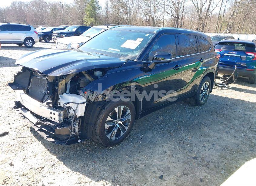 Photo 2 of 2021 Toyota Highlander XLE (VIN 5TDGZRBH2MS105170)