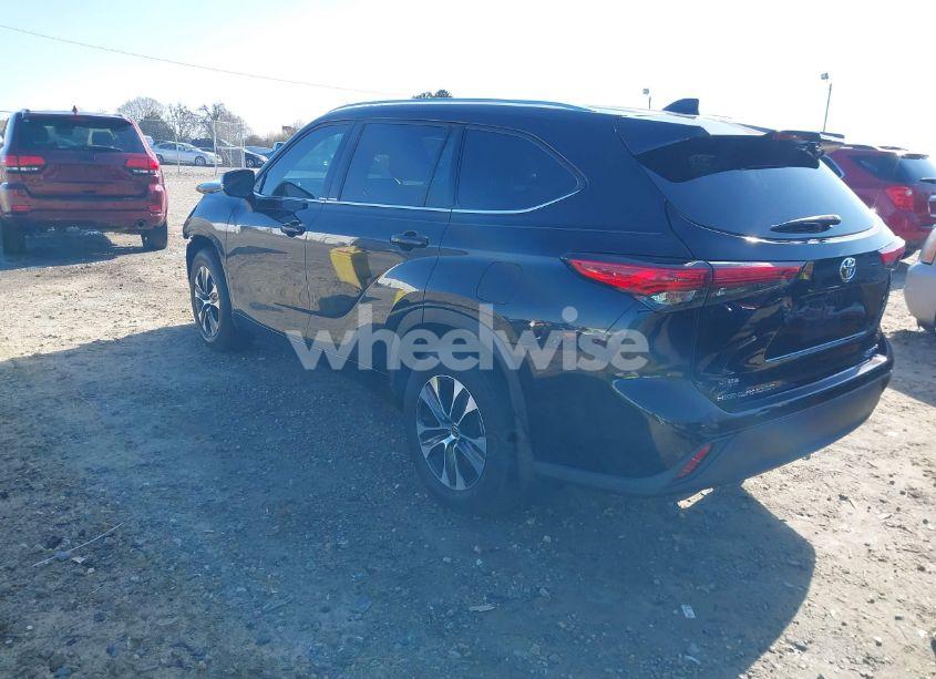 Photo 3 of 2021 Toyota Highlander XLE (VIN 5TDGZRBH2MS105170)