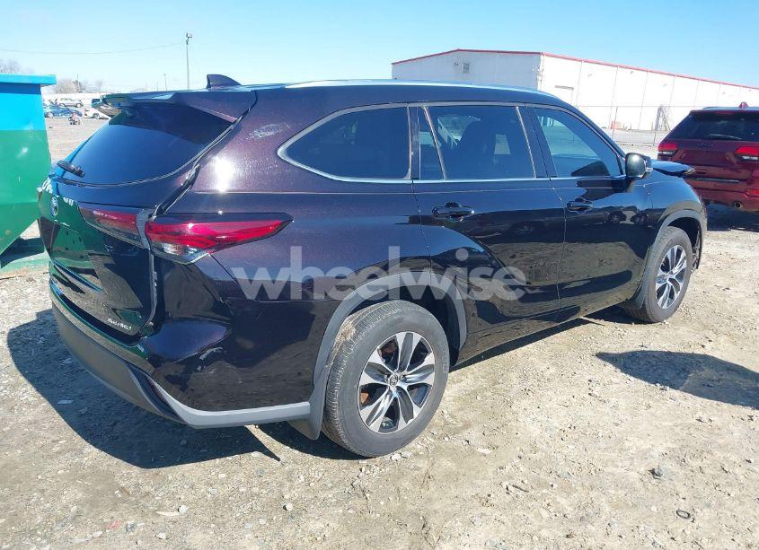 Photo 4 of 2021 Toyota Highlander XLE (VIN 5TDGZRBH2MS105170)