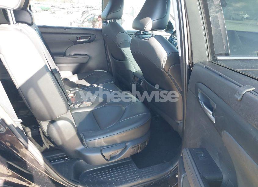 Photo 8 of 2021 Toyota Highlander XLE (VIN 5TDGZRBH2MS105170)