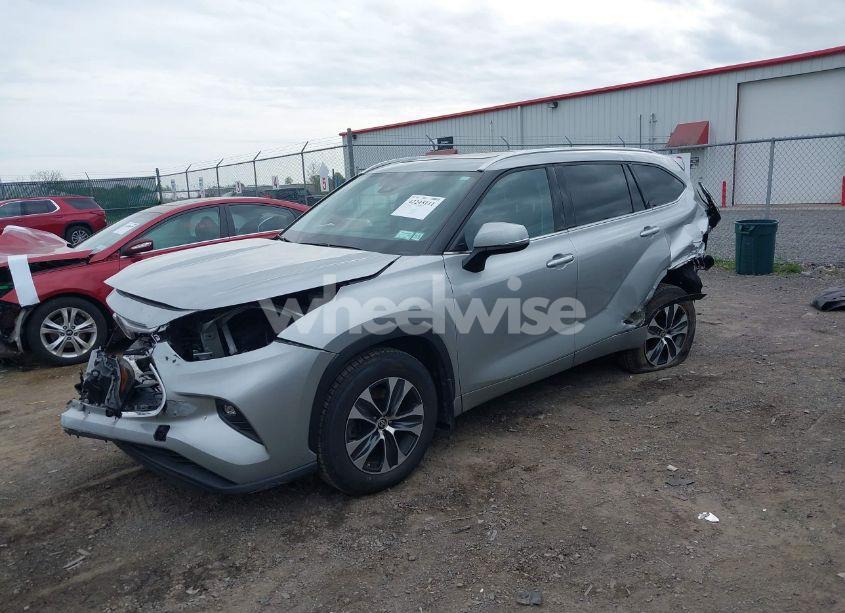 Photo 2 of 2021 Toyota Highlander XLE (VIN 5TDGZRBH2MS106593)