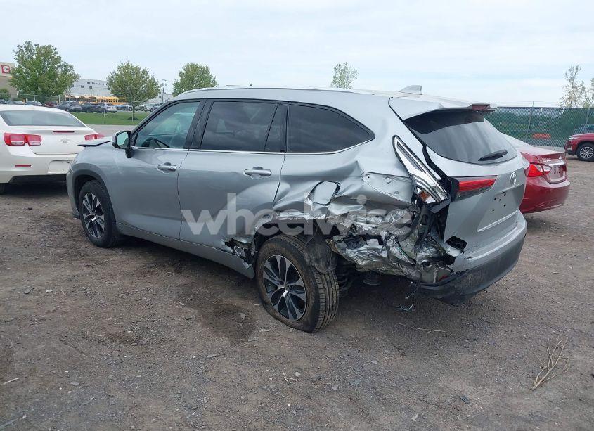 Photo 3 of 2021 Toyota Highlander XLE (VIN 5TDGZRBH2MS106593)