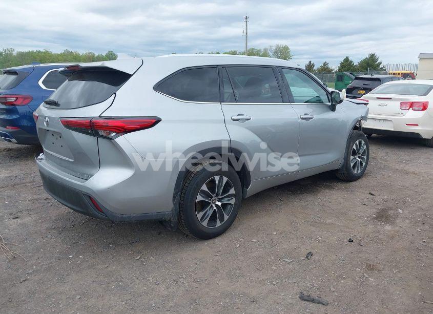 Photo 4 of 2021 Toyota Highlander XLE (VIN 5TDGZRBH2MS106593)
