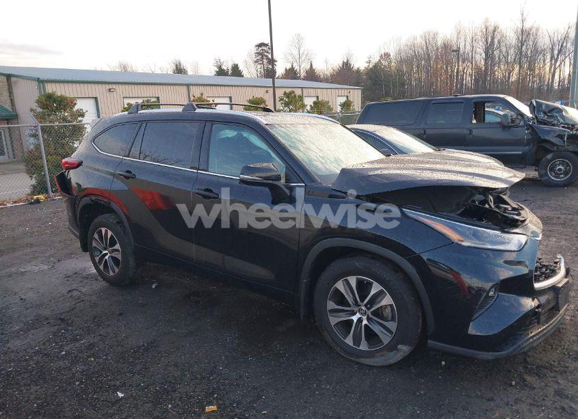 2021 Toyota Highlander XLE (VIN 5TDGZRBH2MS556826) main photo