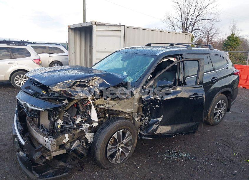 Photo 2 of 2021 Toyota Highlander XLE (VIN 5TDGZRBH2MS556826)