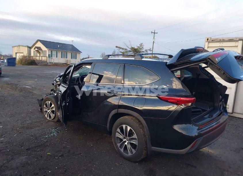 Photo 3 of 2021 Toyota Highlander XLE (VIN 5TDGZRBH2MS556826)