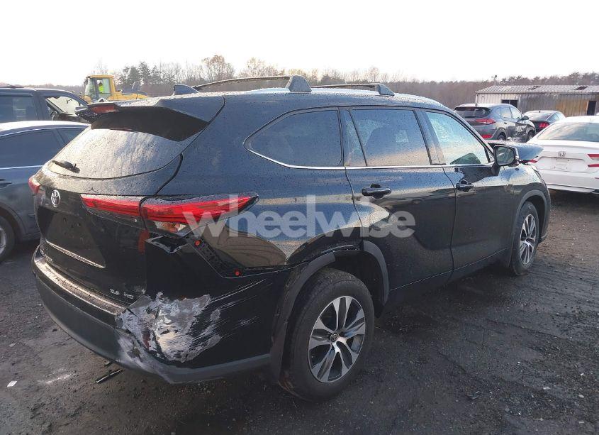 Photo 4 of 2021 Toyota Highlander XLE (VIN 5TDGZRBH2MS556826)