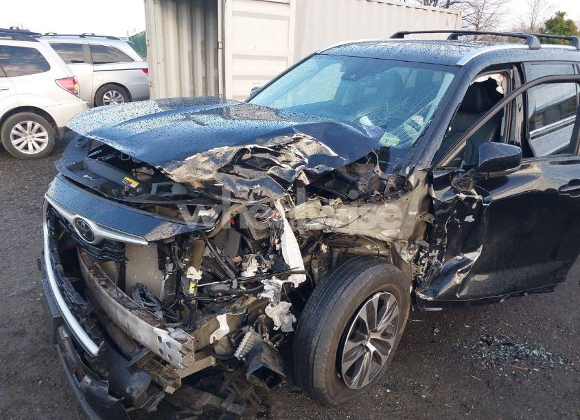 Photo 6 of 2021 Toyota Highlander XLE (VIN 5TDGZRBH2MS556826)