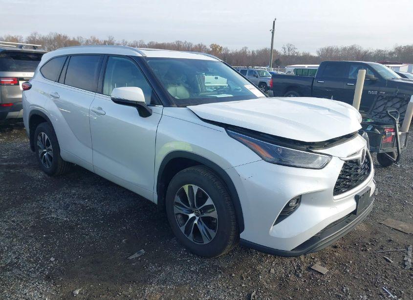 2022 Toyota Highlander XLE (VIN 5TDGZRBH2NS193025) main photo