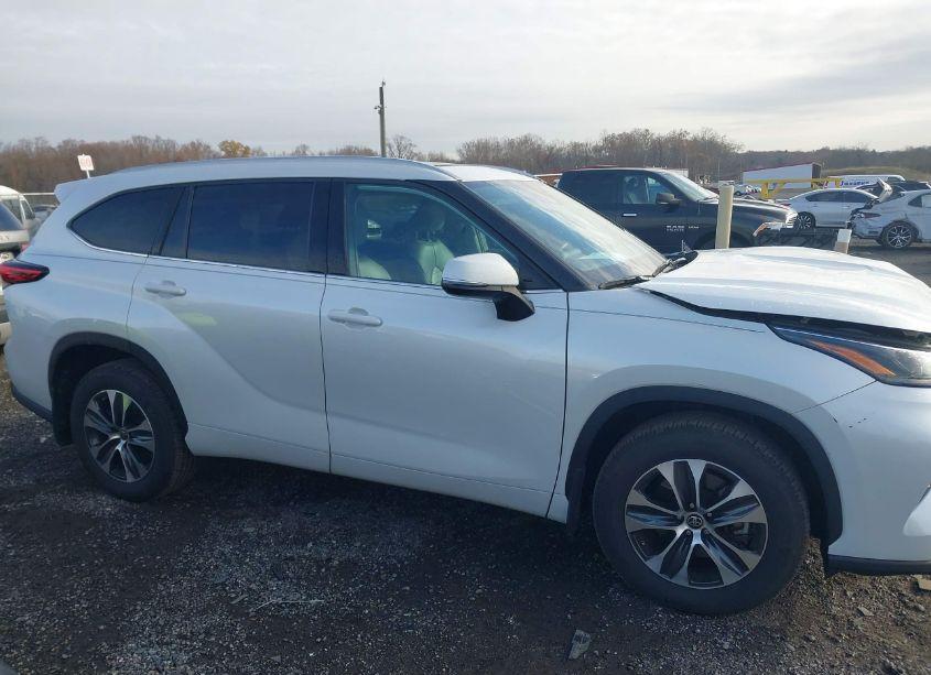 Photo 13 of 2022 Toyota Highlander XLE (VIN 5TDGZRBH2NS193025)