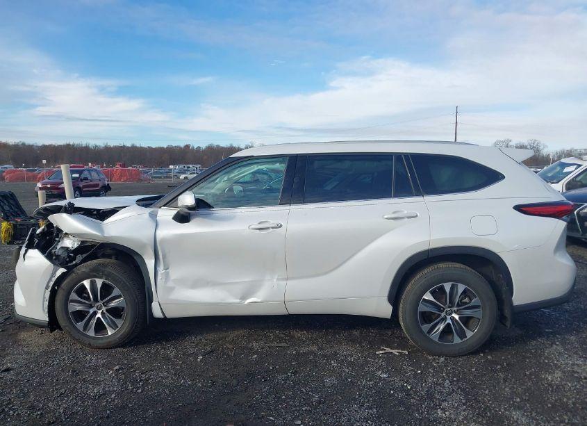 Photo 14 of 2022 Toyota Highlander XLE (VIN 5TDGZRBH2NS193025)