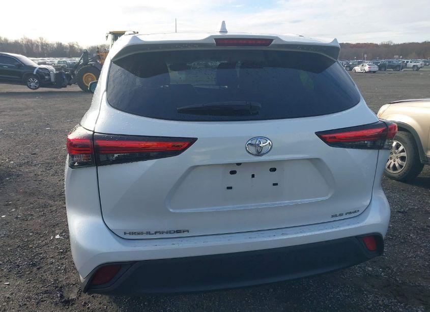 Photo 16 of 2022 Toyota Highlander XLE (VIN 5TDGZRBH2NS193025)