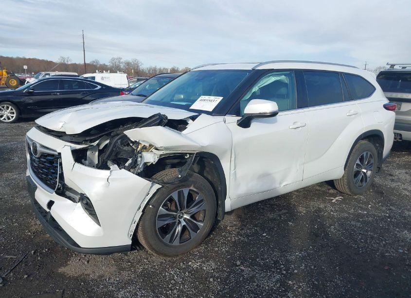 Photo 2 of 2022 Toyota Highlander XLE (VIN 5TDGZRBH2NS193025)