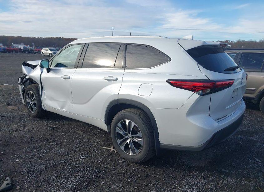 Photo 3 of 2022 Toyota Highlander XLE (VIN 5TDGZRBH2NS193025)