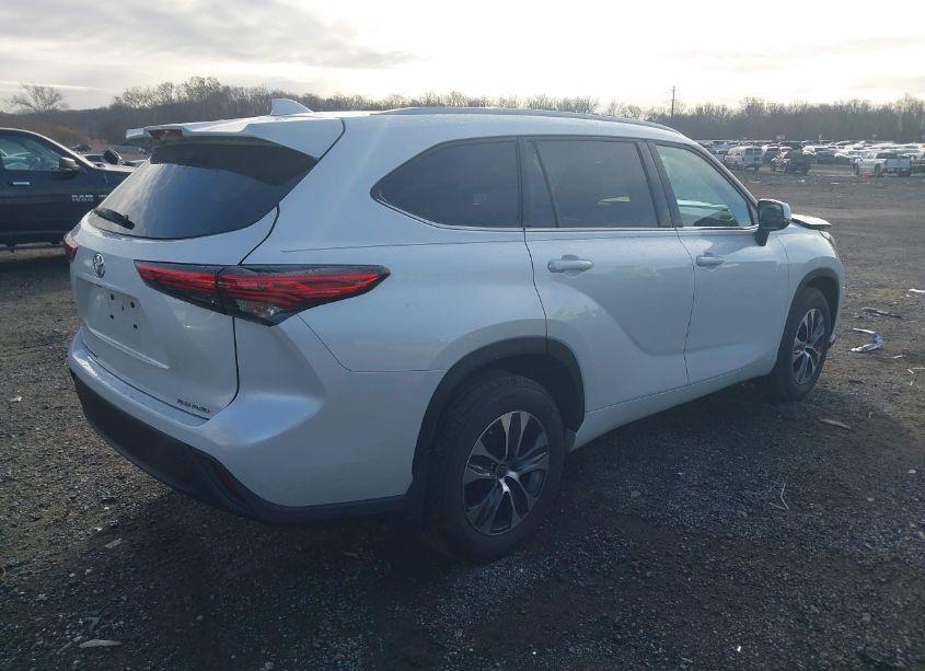 Photo 4 of 2022 Toyota Highlander XLE (VIN 5TDGZRBH2NS193025)