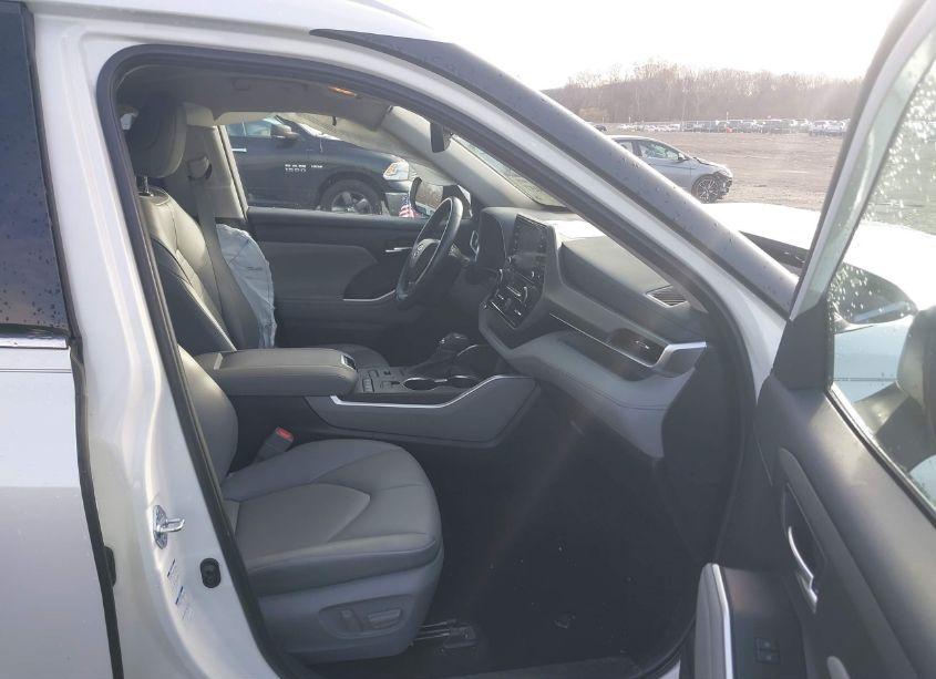 Photo 5 of 2022 Toyota Highlander XLE (VIN 5TDGZRBH2NS193025)