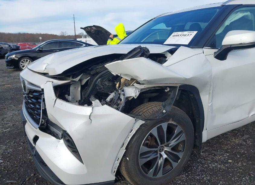Photo 6 of 2022 Toyota Highlander XLE (VIN 5TDGZRBH2NS193025)