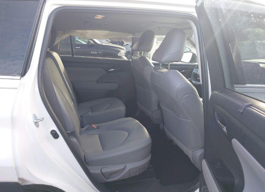 Photo 8 of 2022 Toyota Highlander XLE (VIN 5TDGZRBH2NS193025)