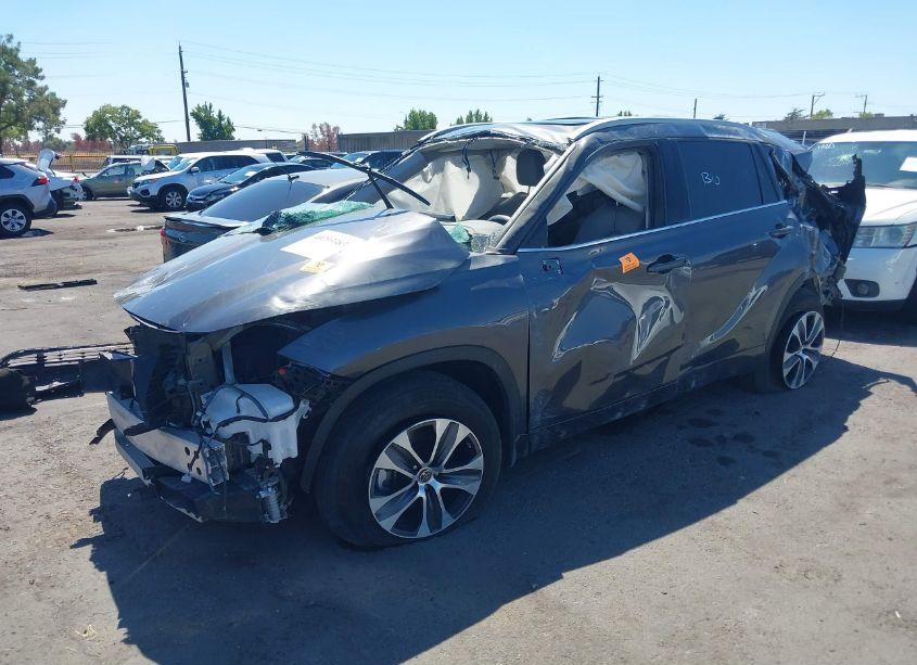 Photo 2 of 2022 Toyota Highlander XLE (VIN 5TDGZRBH2NS224306)