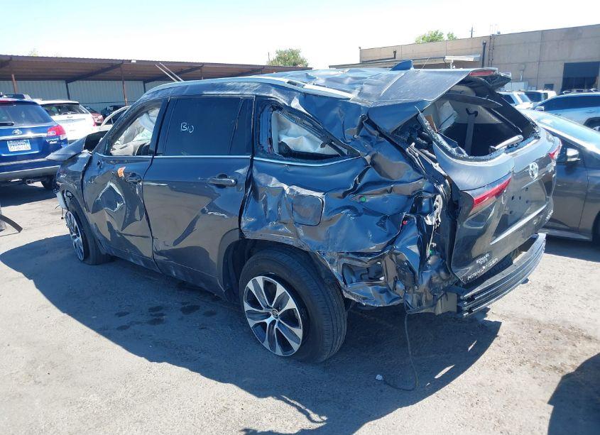 Photo 3 of 2022 Toyota Highlander XLE (VIN 5TDGZRBH2NS224306)