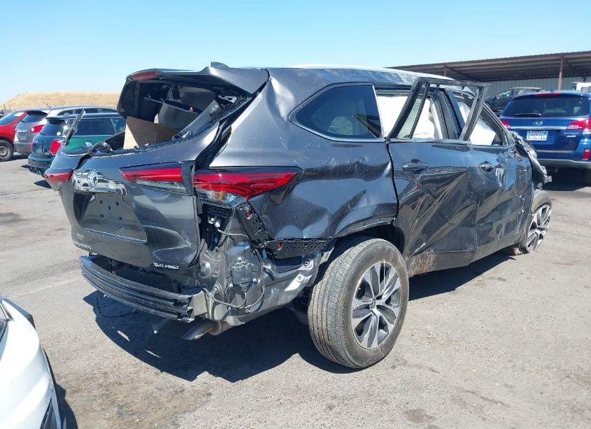 Photo 4 of 2022 Toyota Highlander XLE (VIN 5TDGZRBH2NS224306)