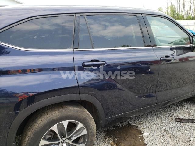 Photo 2 of 2022 TOYOTA HIGHLANDER XLE (VIN 5TDGZRBH2NS247164)