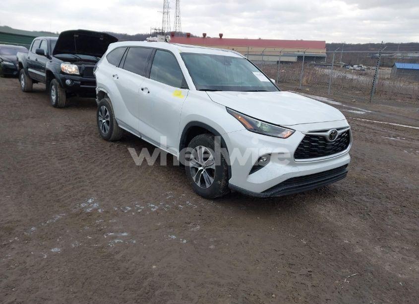 2022 Toyota Highlander XLE (VIN 5TDGZRBH2NS248704) main photo
