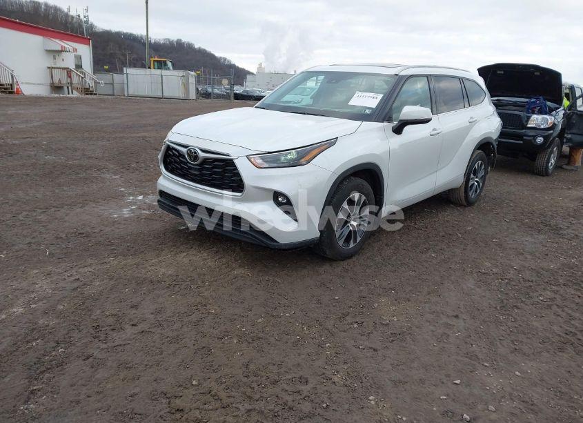 Photo 2 of 2022 Toyota Highlander XLE (VIN 5TDGZRBH2NS248704)