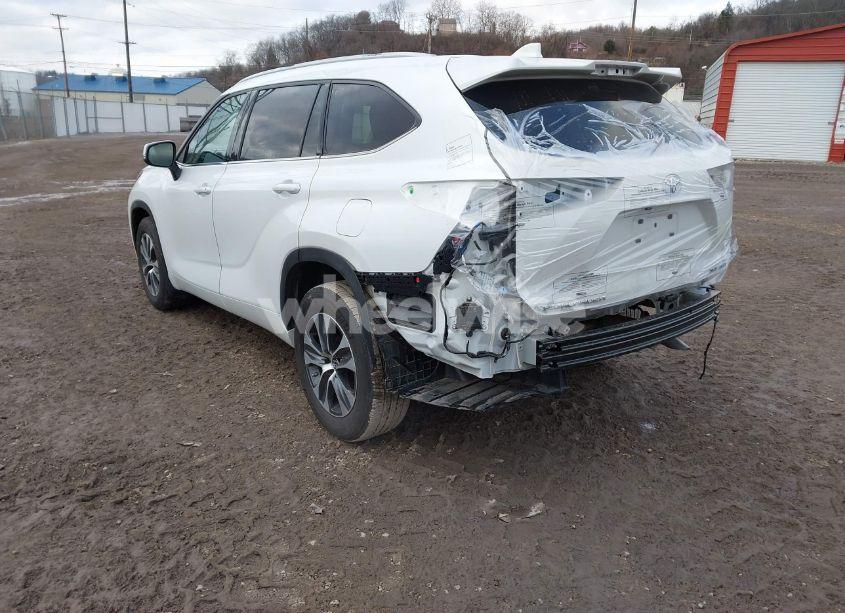 Photo 3 of 2022 Toyota Highlander XLE (VIN 5TDGZRBH2NS248704)