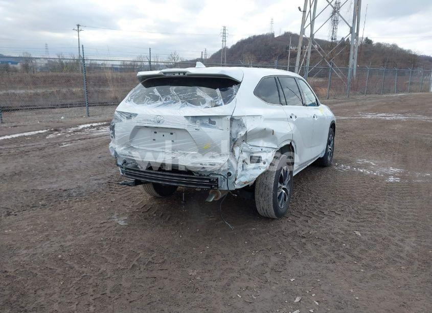 Photo 4 of 2022 Toyota Highlander XLE (VIN 5TDGZRBH2NS248704)