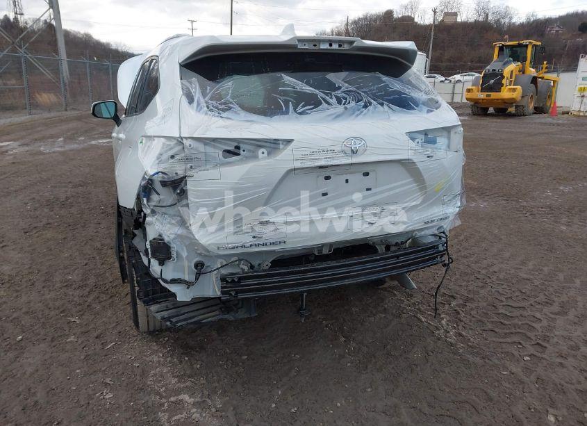 Photo 6 of 2022 Toyota Highlander XLE (VIN 5TDGZRBH2NS248704)