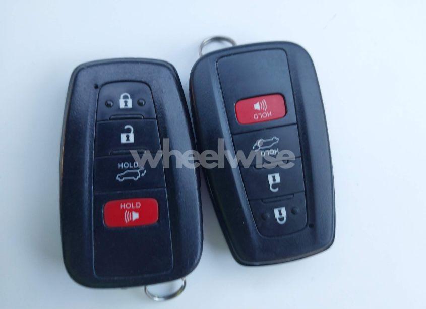 Photo 11 of 2020 Toyota Highlander XLE (VIN 5TDGZRBH3LS505950)