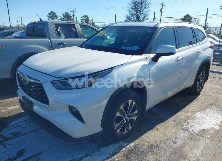 Photo 2 of 2020 Toyota Highlander XLE (VIN 5TDGZRBH3LS505950)