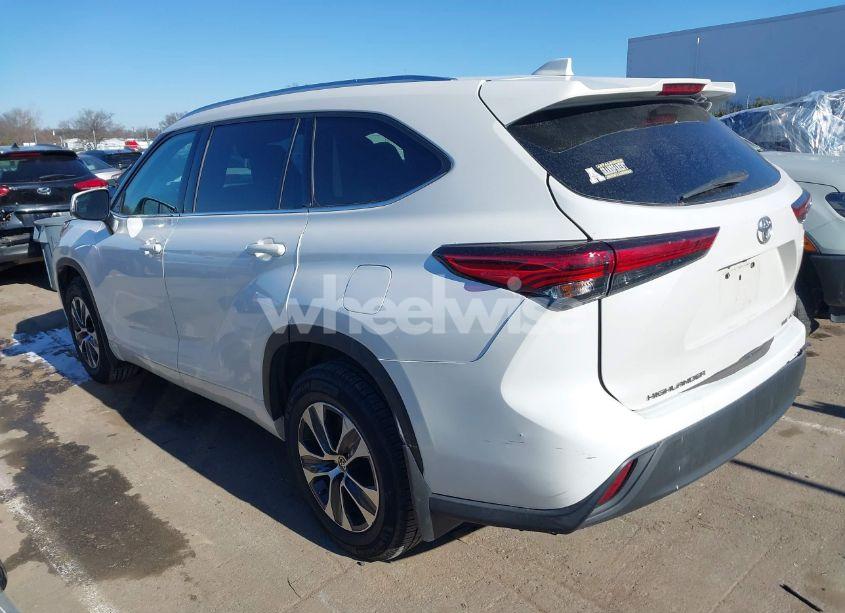 Photo 3 of 2020 Toyota Highlander XLE (VIN 5TDGZRBH3LS505950)