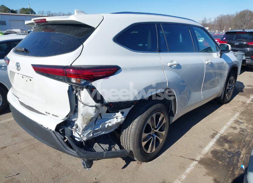 Photo 4 of 2020 Toyota Highlander XLE (VIN 5TDGZRBH3LS505950)