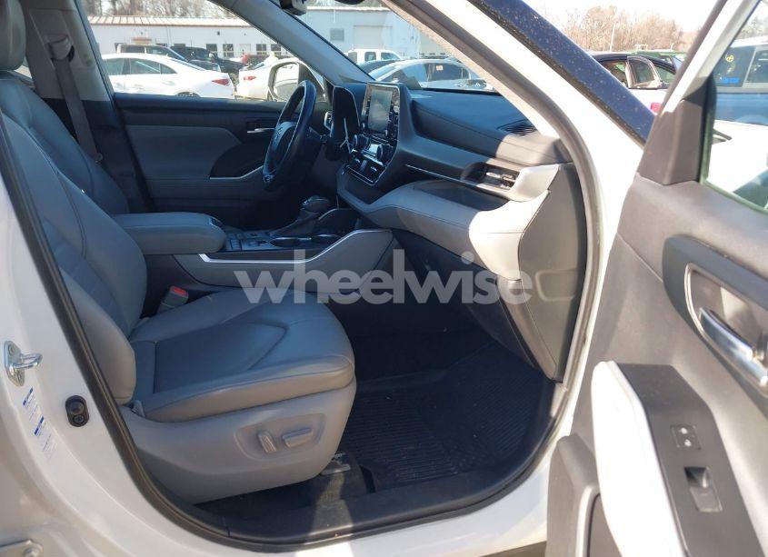 Photo 5 of 2020 Toyota Highlander XLE (VIN 5TDGZRBH3LS505950)