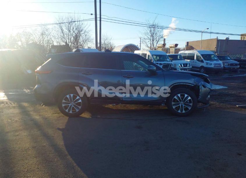 Photo 13 of 2021 Toyota Highlander XLE (VIN 5TDGZRBH3MS073670)