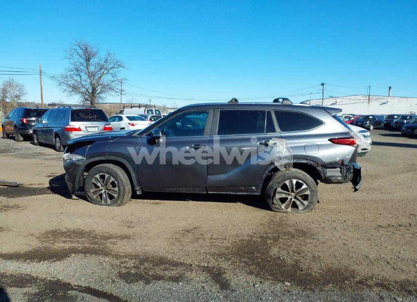 Photo 14 of 2021 Toyota Highlander XLE (VIN 5TDGZRBH3MS073670)