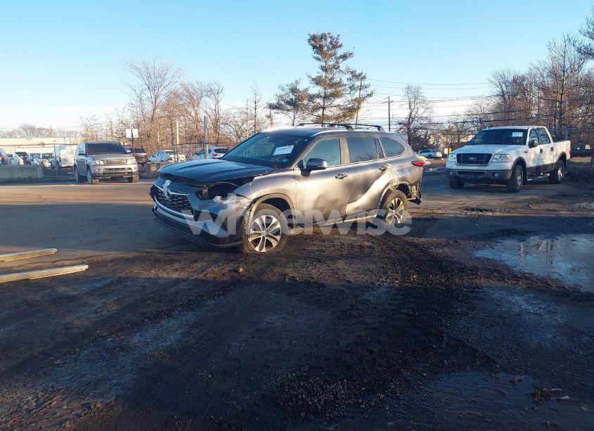Photo 2 of 2021 Toyota Highlander XLE (VIN 5TDGZRBH3MS073670)