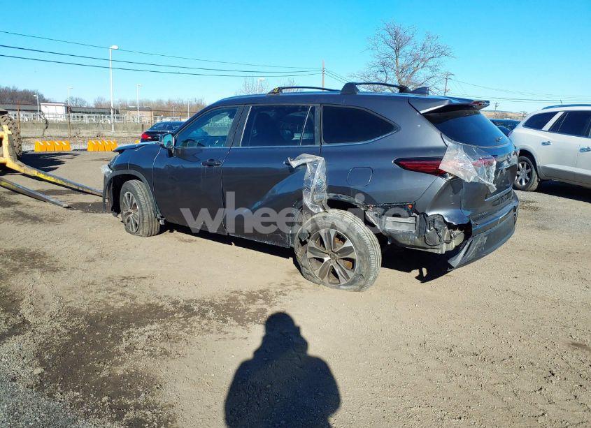 Photo 3 of 2021 Toyota Highlander XLE (VIN 5TDGZRBH3MS073670)