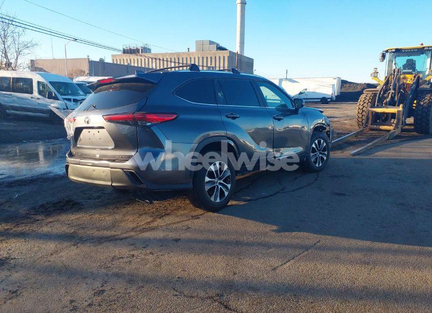 Photo 4 of 2021 Toyota Highlander XLE (VIN 5TDGZRBH3MS073670)