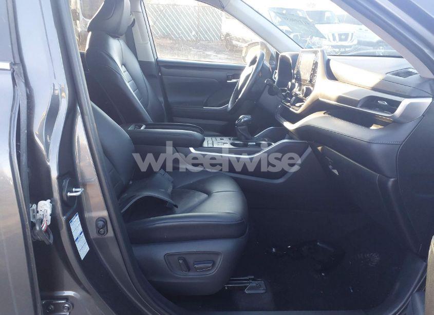 Photo 5 of 2021 Toyota Highlander XLE (VIN 5TDGZRBH3MS073670)