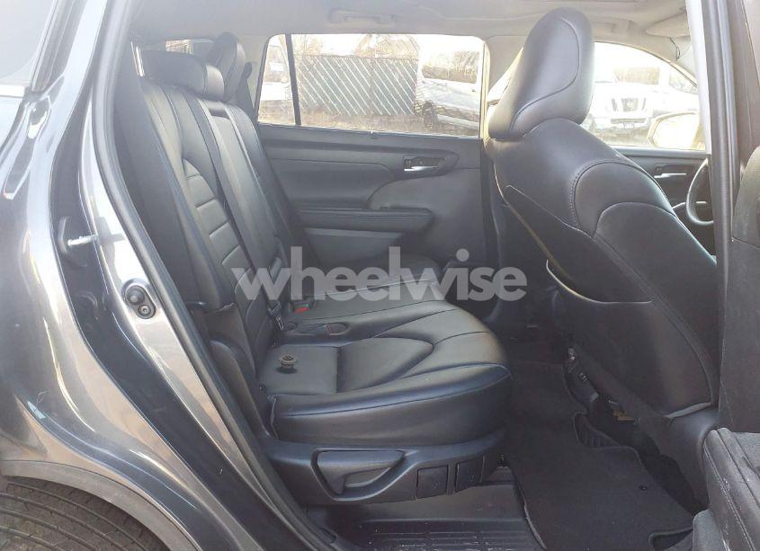 Photo 8 of 2021 Toyota Highlander XLE (VIN 5TDGZRBH3MS073670)