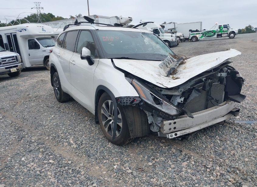 2021 Toyota Highlander XLE (VIN 5TDGZRBH3MS126108) main photo