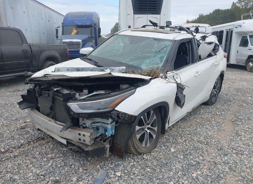 Photo 2 of 2021 Toyota Highlander XLE (VIN 5TDGZRBH3MS126108)