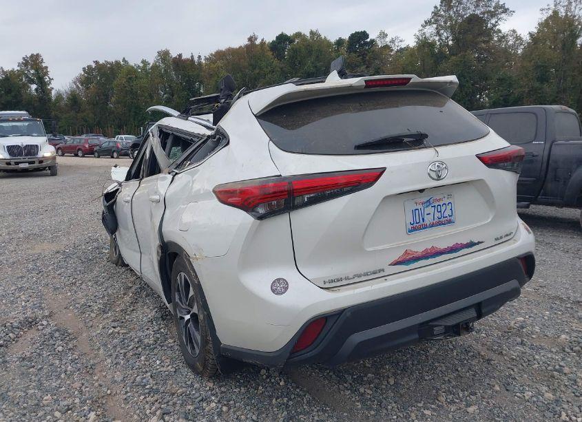 Photo 3 of 2021 Toyota Highlander XLE (VIN 5TDGZRBH3MS126108)