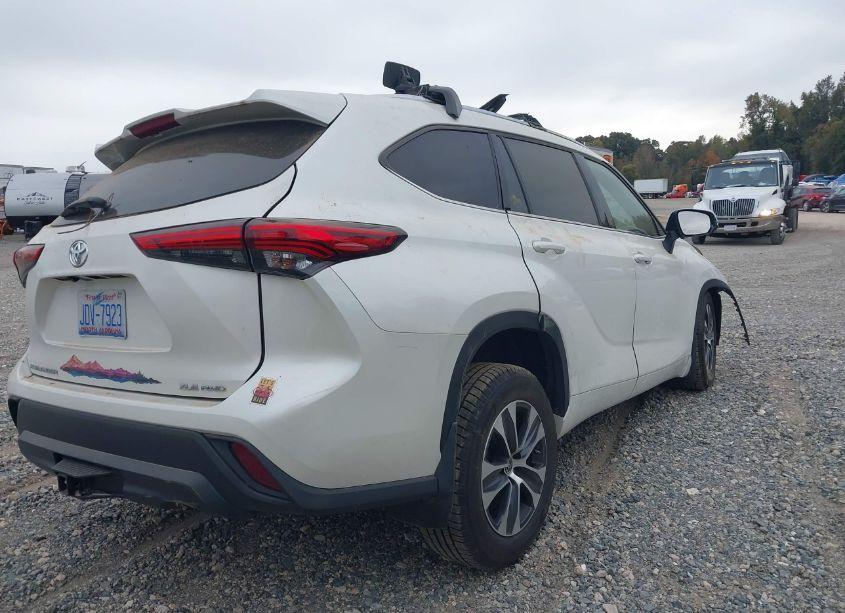Photo 4 of 2021 Toyota Highlander XLE (VIN 5TDGZRBH3MS126108)