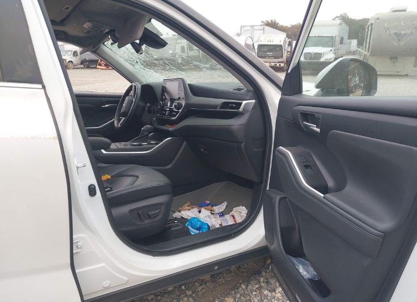 Photo 5 of 2021 Toyota Highlander XLE (VIN 5TDGZRBH3MS126108)