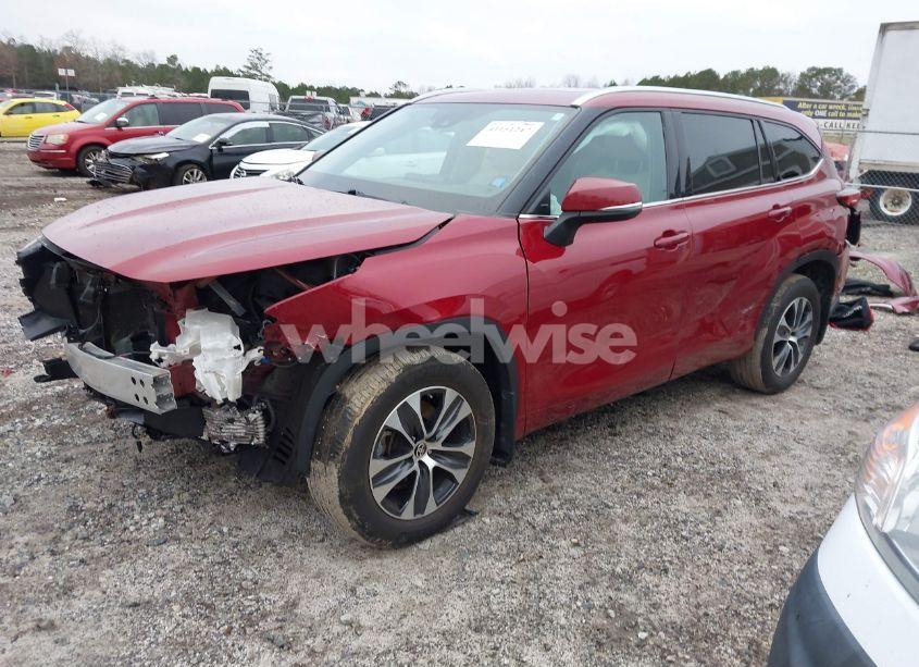 Photo 2 of 2021 Toyota Highlander XLE (VIN 5TDGZRBH3MS528372)
