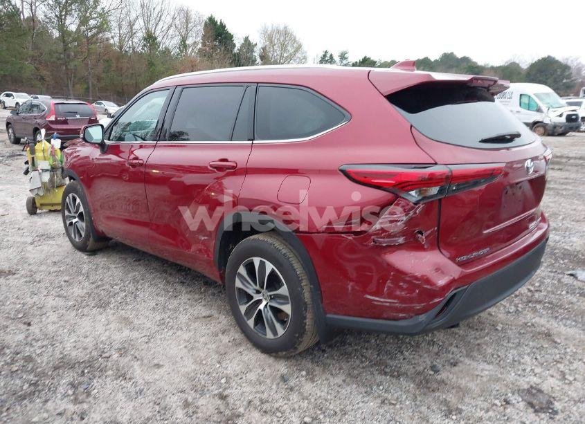 Photo 3 of 2021 Toyota Highlander XLE (VIN 5TDGZRBH3MS528372)